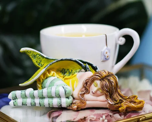 Vista 7 de Ebros Gift Amy Brown Fantasy Manzanilla calmante en taza de té con figura de hadas durmiendo escultura festiva coleccionable