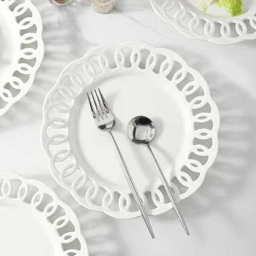 Vista 5 de Juego de 4 platos de cena de 10 pulgadas con borde de encaje, nuevos platos redondos de porcelana color hueso con diseño único de ahuecamiento