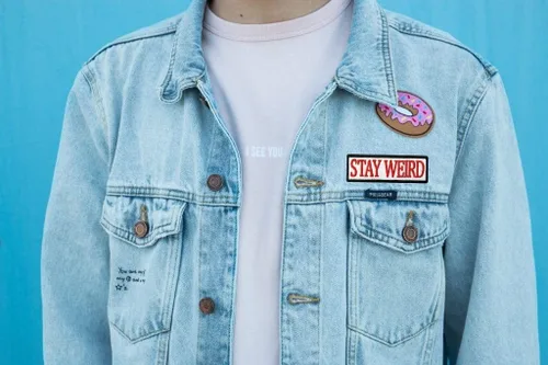 Vista 3 de Parche Stay Weird - Parche bordado - Parche para planchar / coser - Parches para ropa, mochila, chaquetas, gorras, etc. (blanco)