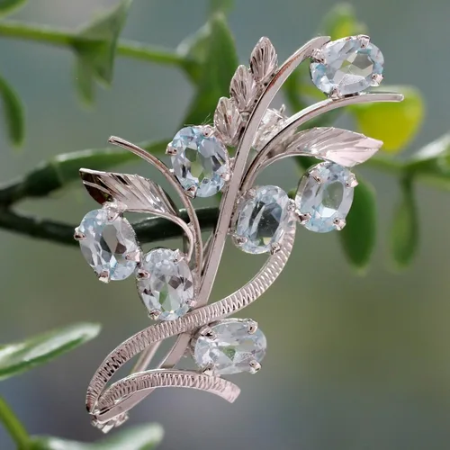 Vista 2 de NOVICA Broche de plata de ley 925 con topacio azul