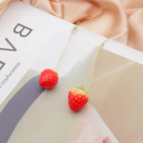 Vista 3 de Aretes colgantes de fresa para mujeres y niñas, aretes colgantes de fresa roja, aretes de fresa de imitación, aretes de gota de fruta acrílica 3D