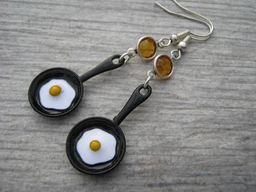 Vista 2 de Aretes de piedra natal de huevo frito, aretes de sartén personalizados, aretes de cocinero, aretes de sartén, regalo de joyería para amantes