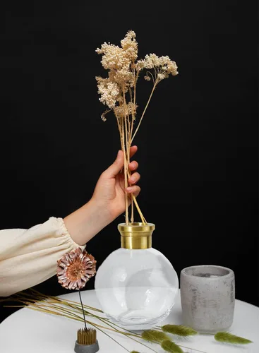 Vista 4 de Serene Spaces Living Jarrón de bola con borde dorado, elegante florero para recepción de boda, mini jarrones para decoración del hogar
