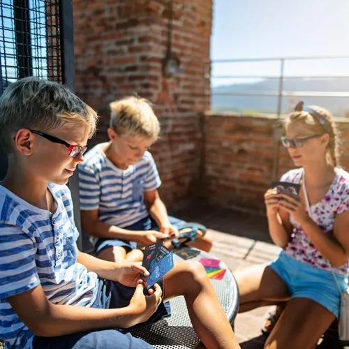 Vista 8 de Sweet Bros Games Rainbow Pirates - Divertido juego familiar para niños, adolescentes y adultos, juego de cartas estilo Rummy para 2 a 5 jugadores