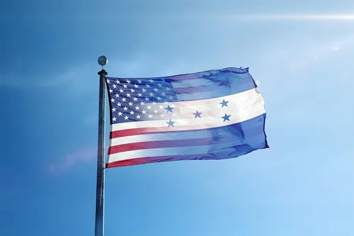 Vista 2 de Bandera híbrida estadounidense hondureña de 3 x 5 pies: pancarta 100% poliéster, ojales de latón y cabecera de lona fuerte, para uso en exteriores