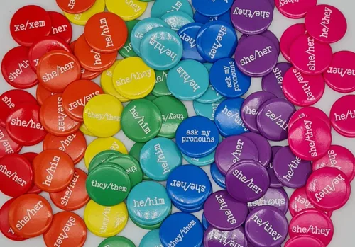 Vista 4 de Insignias de botón de pronombre a granel. Varios diseños y tamaños de paquete