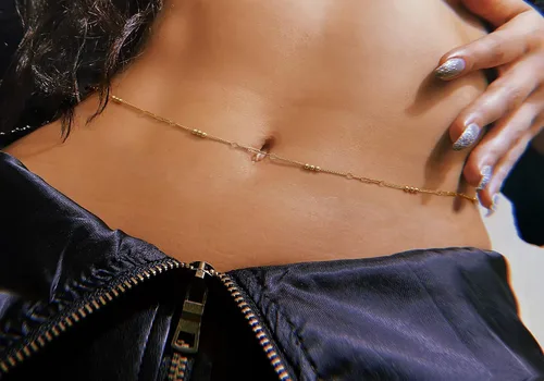 Vista 4 de Cadena de cuerpo minimalista para bikini de playa de oro de 18 quilates, cadena de vientre ajustable con dijes, joyería de moda hecha a mano