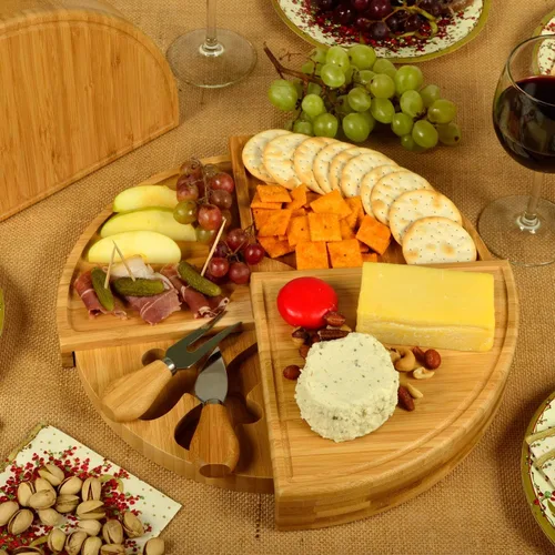 Vista 5 de Tabla Picnic at Ascot de bambú, para aperitivos, con herramientas para queso, espirales de una cuña compacta de 13 pulgadas de diámetro, patentado
