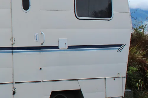 Vista 7 de X-Haibei Cable de Alimentación Eléctrica para RV Cubierta de Escotilla de Cable Remolque de Caravana Puerta de Compartimento de Almacenamiento