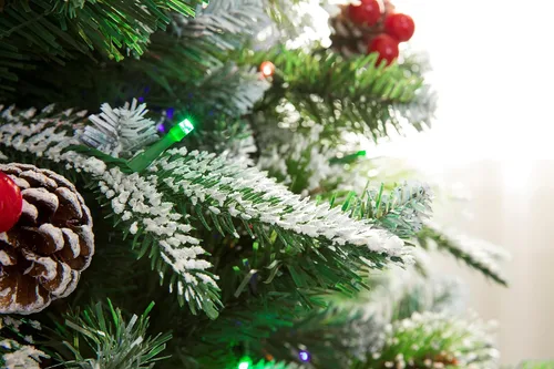 Vista 5 de Árbol de Navidad de pino flocado súper doble preiluminado con luces LED que cambian de color (6 pies preiluminado)