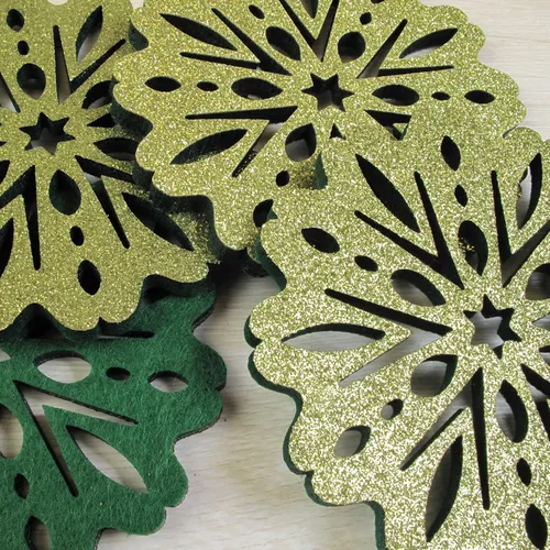 Vista 5 de Juego de 4 posavasos florales de fieltro con copos de nieve (dorado/verde reversible)