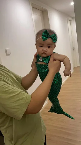 Vista 3 de Disfraz de sirena recién nacida para fotos de bebé, diadema de fotografía, brasier de cola de sirena para bebés y niñas de 3 a 6 meses