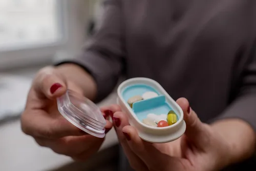 Vista 9 de EQUADOSE Organizador semanal de píldoras, extra grande de 7 días de vitamina Jumbo con cápsulas extraíbles, portador de medicamentos de gran