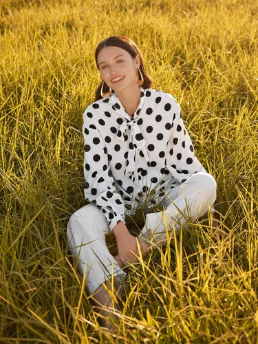 Vista 5 de Floerns - Blusa a lunares para mujer, de manga larga estilo linterna, cuello estilo corbatín