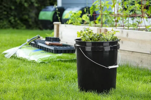 Vista 4 de United Solutions Cubo de 5 galones de plástico resistente con mango cómodo, fácil de limpiar, perfecto para trabajos de mejoras en el hogar o Negro