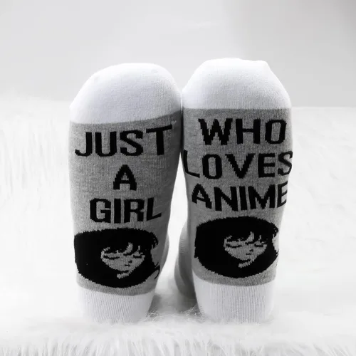 Vista 4 de LEVLO 2 pares de calcetines de anime novedad regalo para amantes de anime Just A Girl Who Loves Anime calcetines de anime de regalo