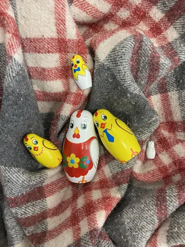Vista 5 de AEVVV Juego de 5 muñecas de anidación de pollo - Decoración de cocina de pollo - Muñecas apilables de madera - Muñeca Matryoshka pintada a mano rusa