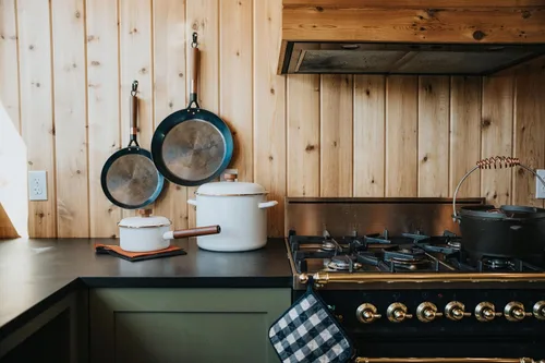 Vista 5 de Barebones Cacerola esmaltada - Olla de cocina de acero para la cocina y camping, sartén duradera con tapa (cáscara de huevo)