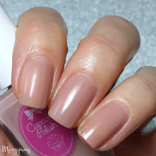 Vista 2 de Cupcake Polish VNL Blur #1 (fair) - Esmalte de uñas visible con base neutra