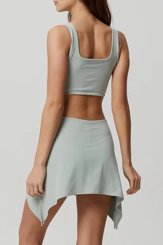 Vista 2 de QINSEN Vestido deportivo de dos piezas para mujer, brasier deportivo, camiseta sin mangas, pantalones cortos integrados, minifalda, vestidos activos
