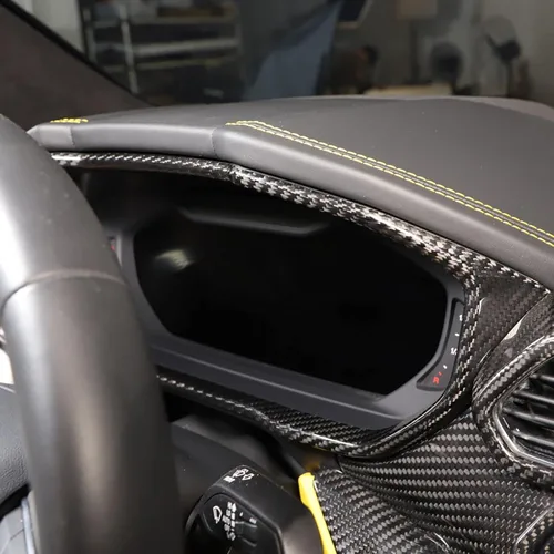 Vista 2 de Cubierta de marco de panel de salpicadero compatible con Lamborghini URUS 2018-2023, accesorios de decoración de moldeo de tablero de fibra