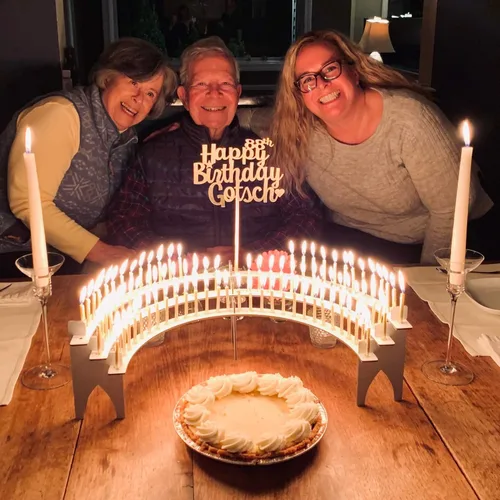 Vista 7 de Centro de mesa blanco para cumpleaños de hitos – Perfecto para 40, 50, 60, 70, 80, 90 y 100 – Incluye 100 velas de cumpleaños doradas – Elegante