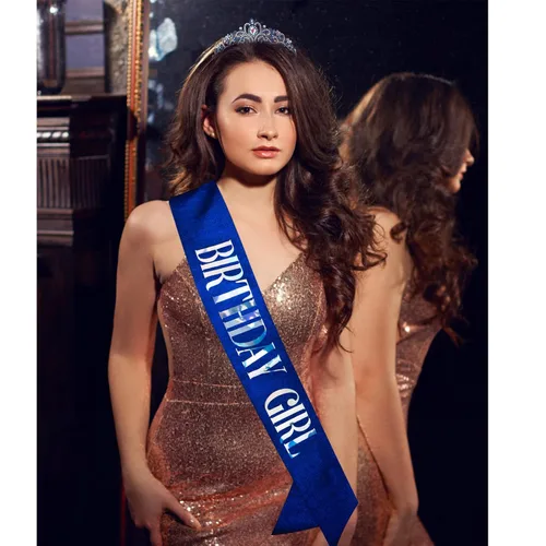 Vista 3 de Juego de banda y tiara de diamantes de imitación de COCIDE para cumpleaños banda de cumpleaños y tiara para mujer kit de decoración de cumpleaños
