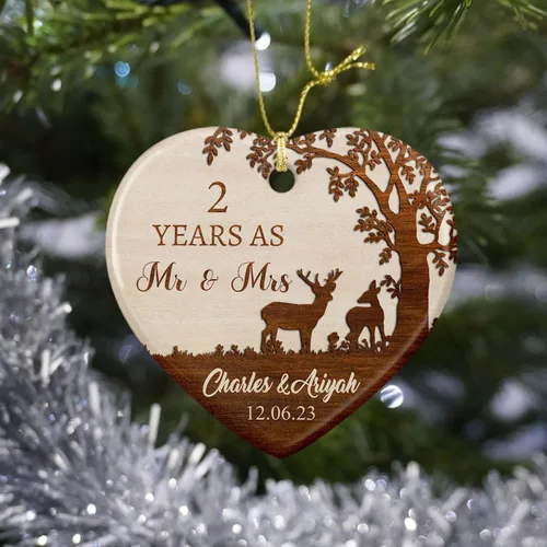 Vista 4 de Adorno de cerámica de 2 años de Navidad 2025, adorno de cerámica personalizado para parejas, regalo para parejas, aniversario, boda, señor Sra.