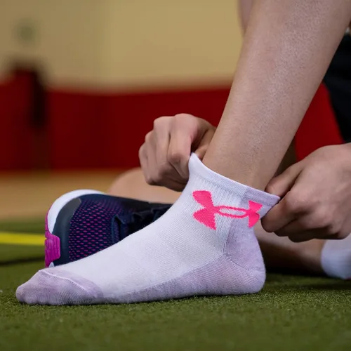 Vista 5 de Under Armour Kids' Essential Quarter Socks, 6-Pairs