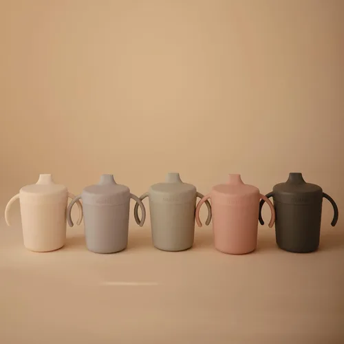 Vista 7 de mushie Trainer Sippy Cup Fabricado en Dinamarca Tapa Giratoria Resistente a Fugas y Asas 6 Meses + (Blush)