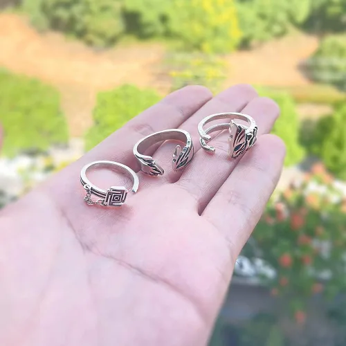 Vista 2 de Ealipoi Kurosaki Ichigo Anillo Anime Zangetsu Cosplay Anillos Aleación Accesorios Ajustables para Mujeres Hombres Regalo 3 Piezas, Metal, Venturina