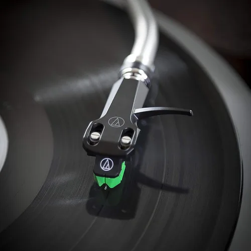 Vista 2 de Audio-Technica AT-VM95E/H Kit Combo de Headshell/Cartucho para Tocadiscos Verde