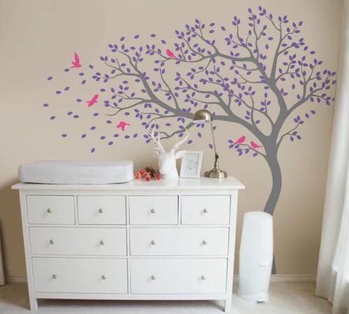 Vista 4 de Vinilo decorativo para pared de árbol grande con pájaros y hojas que soplan en el viento, adhesivo mural de bosque