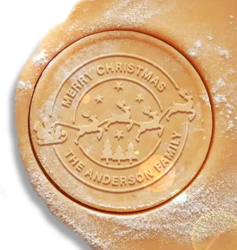 Vista 2 de Sello de galletas de Navidad personalizable 2025 con nombre de familia, sorpresa navideña para entusiastas de la repostería (diseño A)