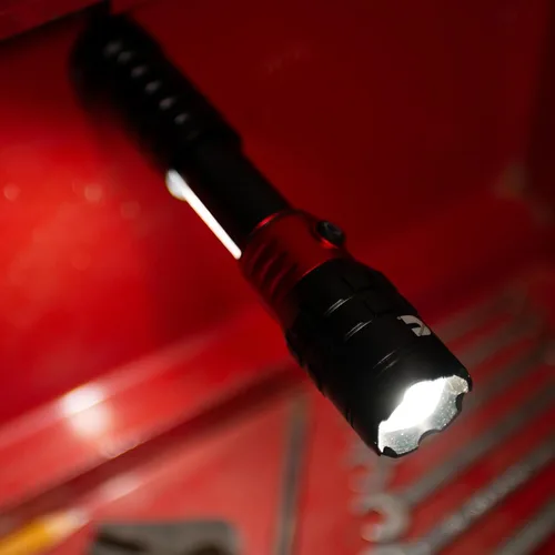 Vista 3 de Cummins CMN35360 Pro Series Pistón Extensible Linterna Recargable 2000 Lumen LED Múltiples Modos de Luz Más Banco de Energía