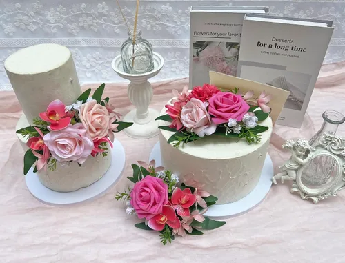 Vista 3 de Marriwise 3 piezas de flores prefabricadas, decoración de pastel de boda rosa baya, decoración de flores artificiales para boda, ceremonia