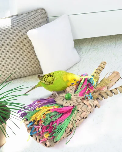 Vista 5 de Bissap Juguetes para masticar pájaros, trituradora de forrajería de loros, bolsa tejida con palmera natural, jaula colgante de juguete con golosinas