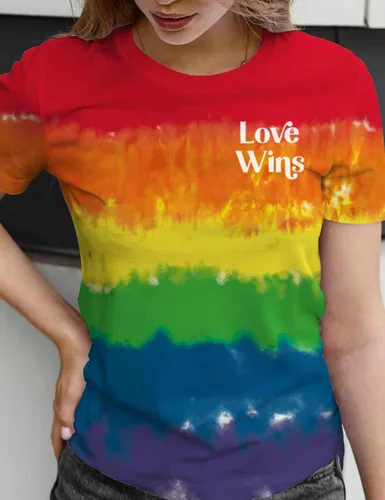 Vista 2 de Camiseta de manga corta con texto en inglés "Be You" para mujer, con estampado de arcoíris y texto en inglés "Love Wins