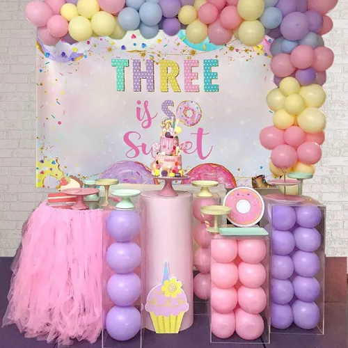 Vista 5 de Mocsicka Telón de fondo de cumpleaños con texto en inglés "Three is so Sweet" para decoración de fiesta de cumpleaños de tercer cumpleaños