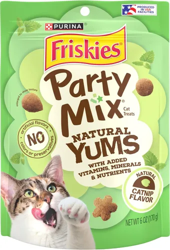 Vista 9 de Friskies fabricado en instalaciones de Purina en EE. UU., golosinas naturales para gatos, Party Mix Natural Yums sabor a hierba gatera