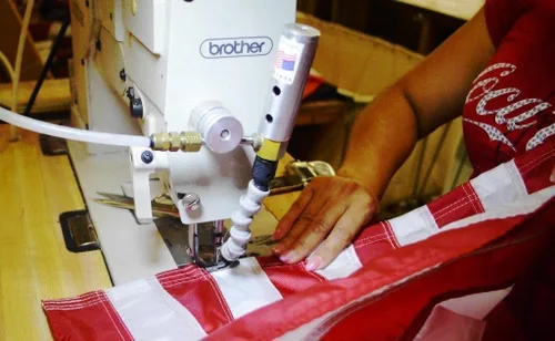 Vista 5 de US Flag Factory Bandera estadounidense de 3 x 5 pies (rayas cosidas, estrellas impresas) nailon SolarMax para exteriores, fabricado en Estados Unidos