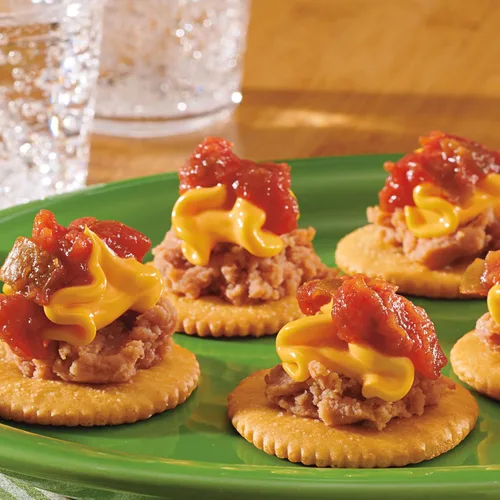 Vista 8 de RITZ Galletas Originales y Queso Fácil Cheddar, paquete variado de aperitivos, 1 caja de tamaño familiar y 2 latas