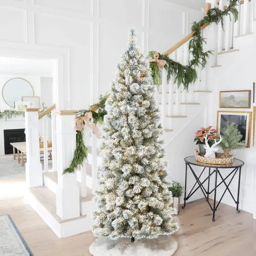 Vista 18 de Glitzhome - Árbol de Navidad artificial delgado preiluminado de 2.4 m, con ramas de pino Aspen Frostfall, soporte plegable de metal, 500 luces Aspen