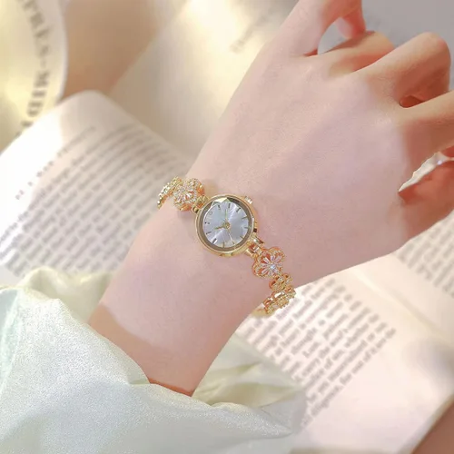 Vista 2 de BESTKANG Relojes de Lujo para Dama con Cadena de Pulsera Hueca de Cuatro Hojas de Hierba, Impermeable, Reloj de Cuarzo de Moda y Vestido Dorado