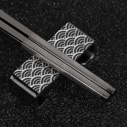Vista 7 de Palillos de Metal Reutilizables 2 Pares de Palillos de Acero Inoxidable 18/8 Chapados en Titanio con Soporte, Aptos para Lavavajillas, Ligeros, Negro