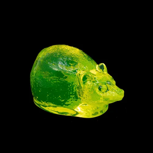 Vista 24 de Vajilla de vidrio de Urаnium (brilla bajo los rayos UV) - Estatuilla - Oso pequeño con lado plano, República Checa - Brillante