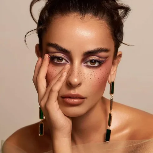 Vista 2 de Tatuaje facial de pecas con purpurina, 12 hojas de pecas impermeables con purpurina facial marrón, parches de maquillaje, tatuajes faciales