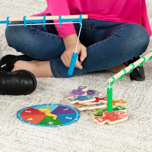 Vista 3 de Melissa & Doug Juego de pesca de madera para atrapar y contar con 2 varillas magnéticas