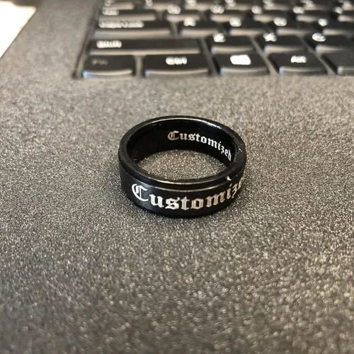 Vista 6 de Anillo de boda personalizado para hombre, anillos de promesa grabados, anillos de titanio negro de 0.157 in, 0.236 in, 0.315 in y 0.394 in