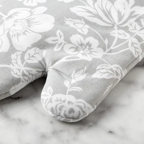 Vista 3 de Martha Stewart Juego de 2 manoplas para horno con diseño floral de vid gris, 7 x 13 pulgadas Vid floral